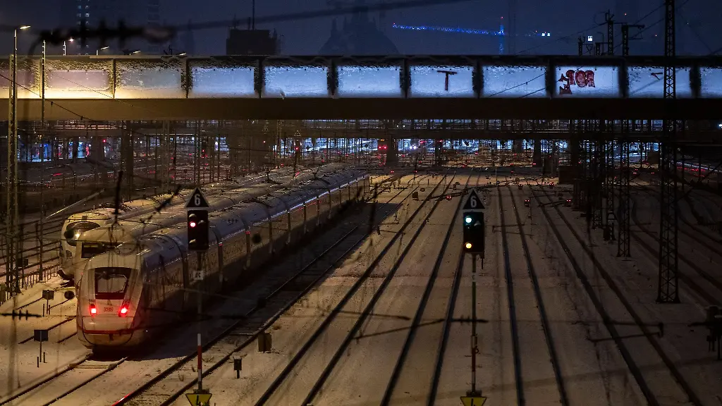 ICE-Schnellzuege-stehen-waehrend-eines-Bahnstreiks-auf-Abstellgleisen-vor-dem-Hauptbahnhof-in-Muenchen