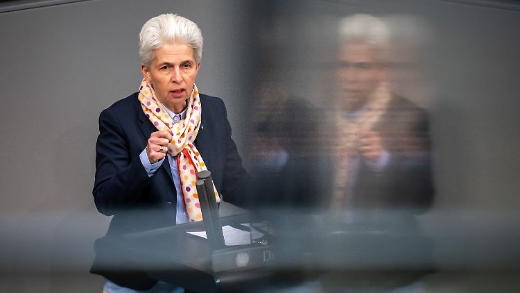 FDP-Politikerin Marie-Agnes Strack-Zimmermann  bringt jede Drohung zur Anzeige.