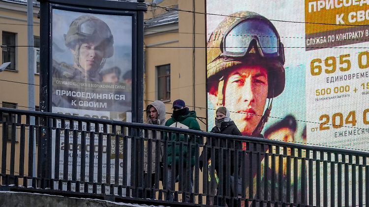 Werbung für die russische Armee in St. Petersburg