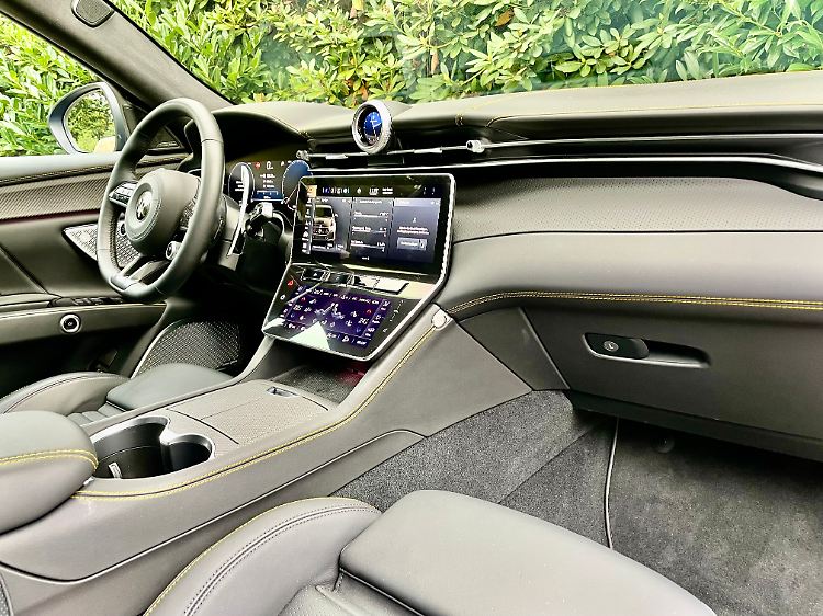 Bitte genau auf das Display achten! Es gibt zwei Touchscreens, von denen derjenige mit den Klimaeinstellungen statisch ist, während man auf dem anderen die komplexen Menüs studieren kann.