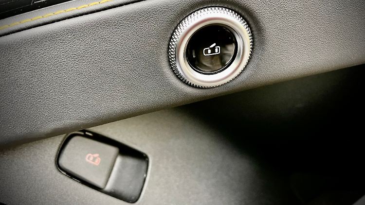Der By-Wire-Türöffner ist ein witziges Gimmick. Zur Not geht es aber auch rein mechanisch.