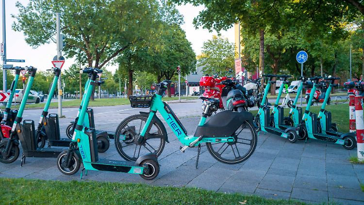 Viele Fußgänger fühlen sich durch E-Scooter gestört - viel mehr als durch Autos.