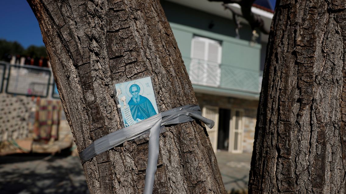 "Was könnte mich noch treffen? Schlimmer kann es nicht mehr werden", so Tsiamitas. (im Bild: eine Ikone an einem Baum, die vor Unheil schützen soll)