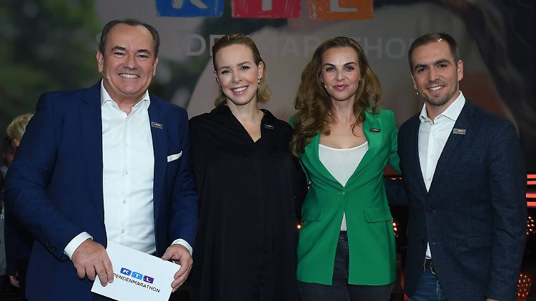 Wolfram Kons mit den Patinnen und Paten Isabel Edvardsson, Annika Lau und Philipp Lahm beim RTL-Spendenmarathon Mitte November. 