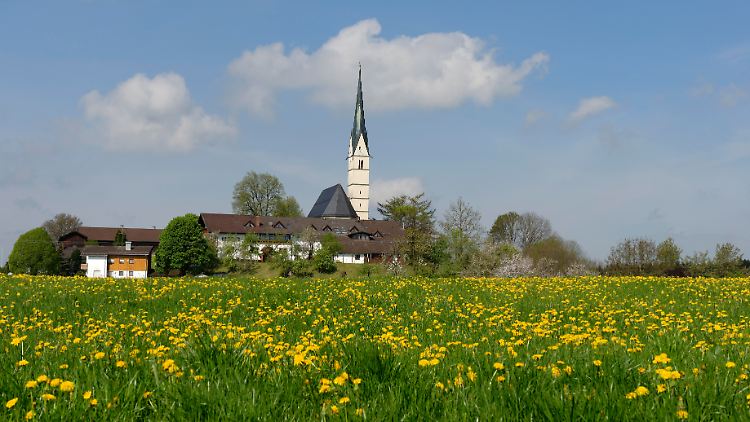 In Schechen bei Rosenheim soll ein Mann einen Altar geschändet haben, indem er in der Kirche dort Sex mit seiner Ehefrau hatte. 
