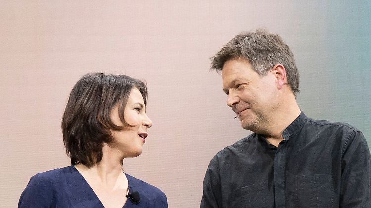 Baerbock und Habeck auf dem digitalen Parteitag im Januar 2022. In Karlsruhe stellen sie sich nicht zur Wiederwahl in den Parteirat - damit entgehen sie auch einer Bewertung ihrer Arbeit durch die Basis.
