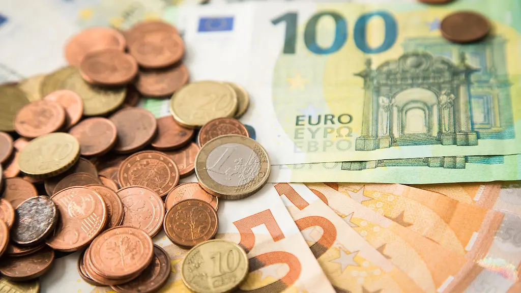 Trinkgeld-kann-sich-im-Laufe-eines-geschaeftigen-Arbeitstages-schon-mal-zu-einem-stattlichen-Betrag-summieren-Ab-einer-gewissen-Hoehe-ziehen-Finanzaemter-bei-der-Steuerfreiheit-aber-doch-eine-Grenze