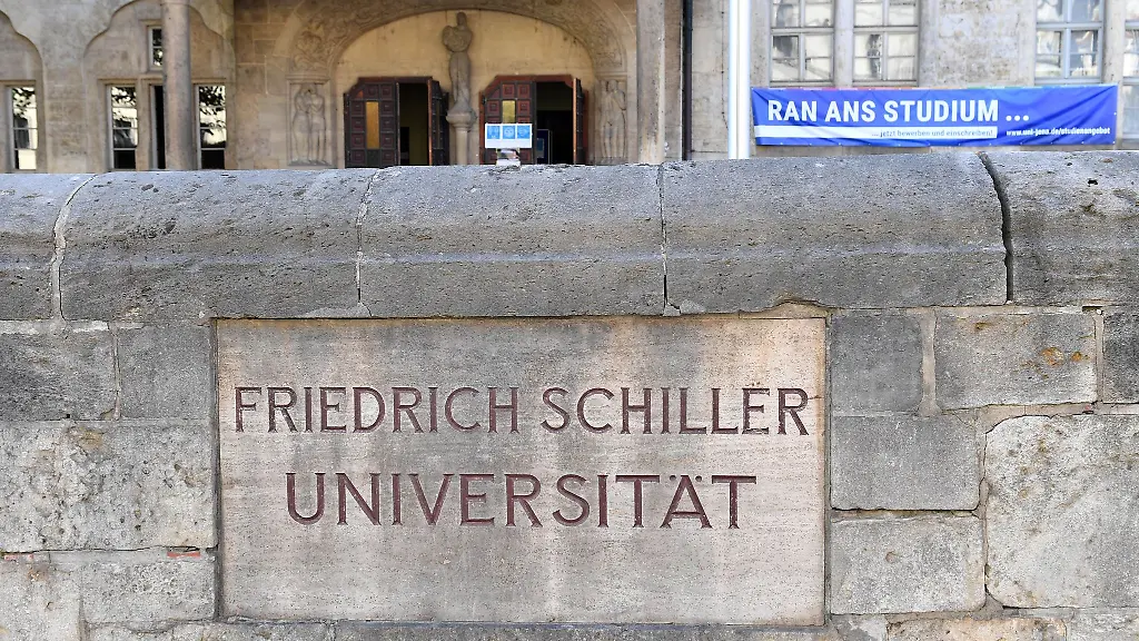 Friedrich-Schiller-Universitaet-steht-am-Eingang-des-Hauptgebaeudes-der-Uni-in-Jena