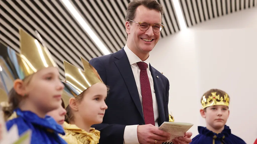 Ministerpraesident-Hendrik-Wuest-empfaengt-Sternsinger-in-der-Staatskanzlei-in-Duesseldorf