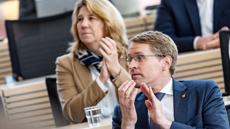 Eine von vielen Krisen: Schleswig-Holsteins Ministerpräsident Daniel Günther Anfang November bei der Sondersitzung zum Ostsee-Sturm. 