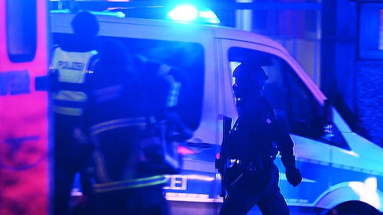 Polizisten in Spezialausrüstung während einem Einsatz auf offener Straße in Hamburg. 