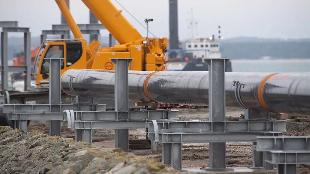 Im-Hafen-Mukran-liegen-auf-der-Baustelle-der-Deutsche-Regas-zum-Ruegener-LND-Terminal-grosse-Rohre
