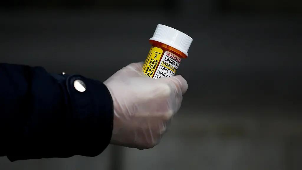 2020-04-01T051211Z-1518159947-RC2HVF9EREKX-RTRMADP-3-HEALTH-CORONAVIRUS-USA