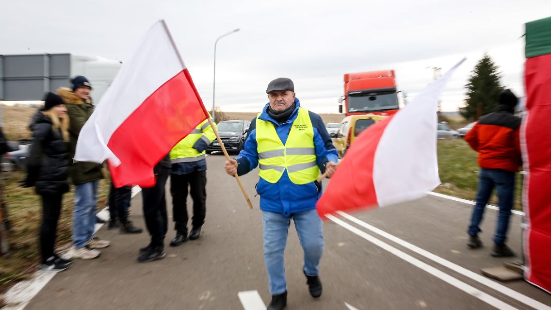 Die Landwirte und Lastwagenfahrer blockieren den LKW-Transport in Medyka, einem Grenzübergang zwischen Polen und der Ukraine.