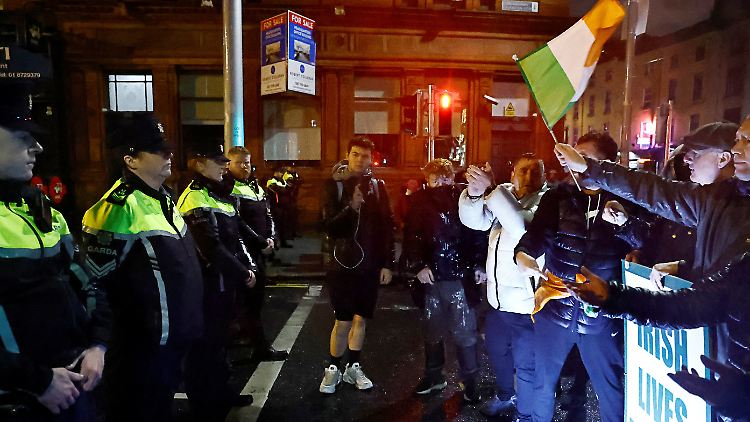 Nach einer Messerattacke im Zentrum von Dublin kommt es zu Krawallen in den Straßen.