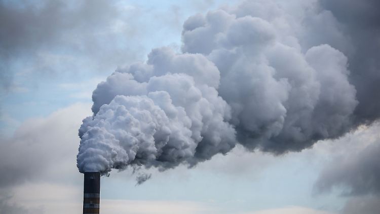 Stößt ein Unternehmen bei der Produktion CO2 aus, muss es dafür sogenannte Verschmutzungsrechte kaufen und einlösen.