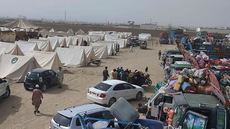 Afghanen warten in Chaman in einem Lager, das von den Behörden eingerichtet wurde, um illegal in Pakistan lebenden Menschen in ihr Heimatland abzuschieben.