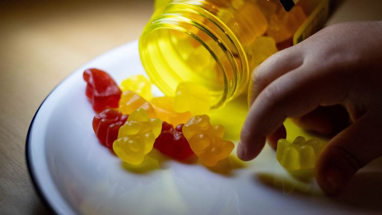 Nahrungsergänzungsmittel statt ausgewogener Ernährung?  Das Bundesinstitut für Risikobewertung rät davon ab. 