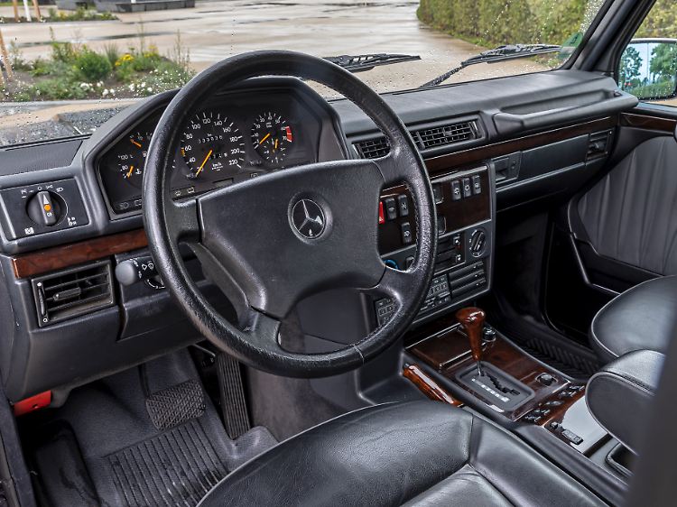 Reichlich Leder und Wurzelnussholz verströmen die Noblesse eines noblen V8-Geländewagens. Allein auf dem Markt war der G jedoch nicht, Wettbewerb kam aus UK mit dem Range Rover und den USA mit dem Grand Cherokee.