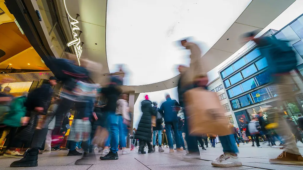 Menschen-flanieren-vor-einem-Shopping-Center
