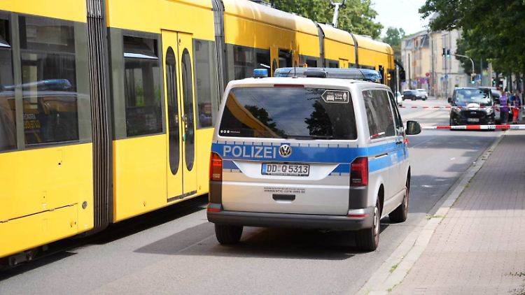 Im Juli wurde ein 40-Jähriger in einer Dresdner Straßenbahn niedergestochen.