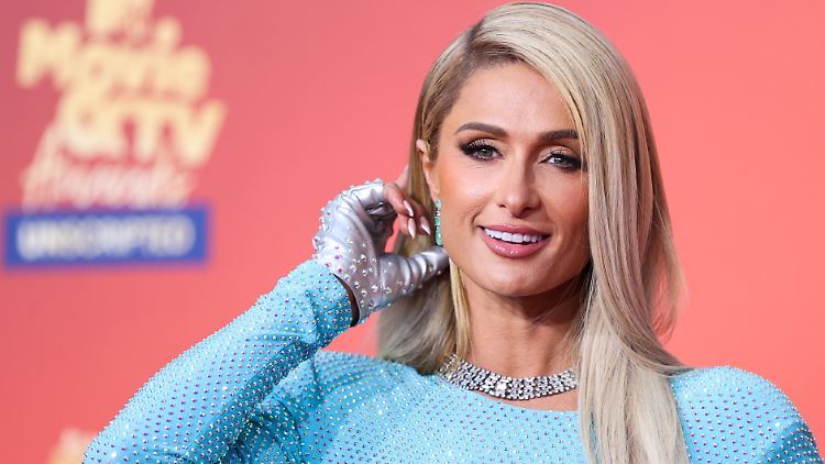 Überbringt überraschende Neuigkeiten: Paris Hilton.