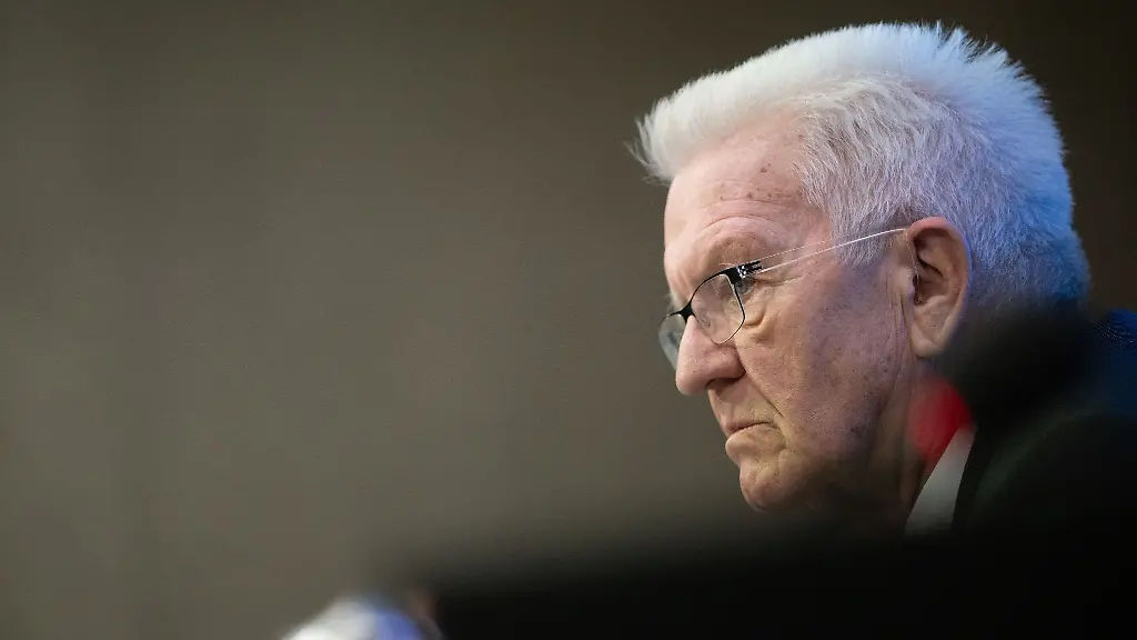 Winfried-Kretschmann-nimmt-an-einer-Landespressekonferenz-teil