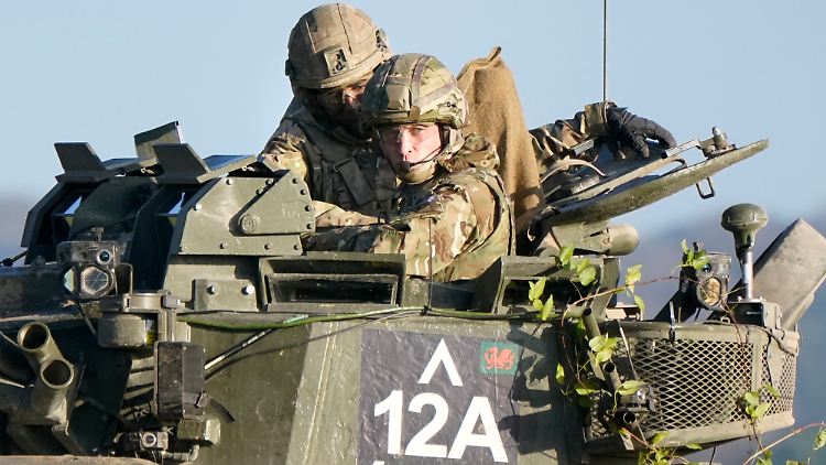 Panzerfahren - auch das gehört zu den Pflichten von Prinz William.