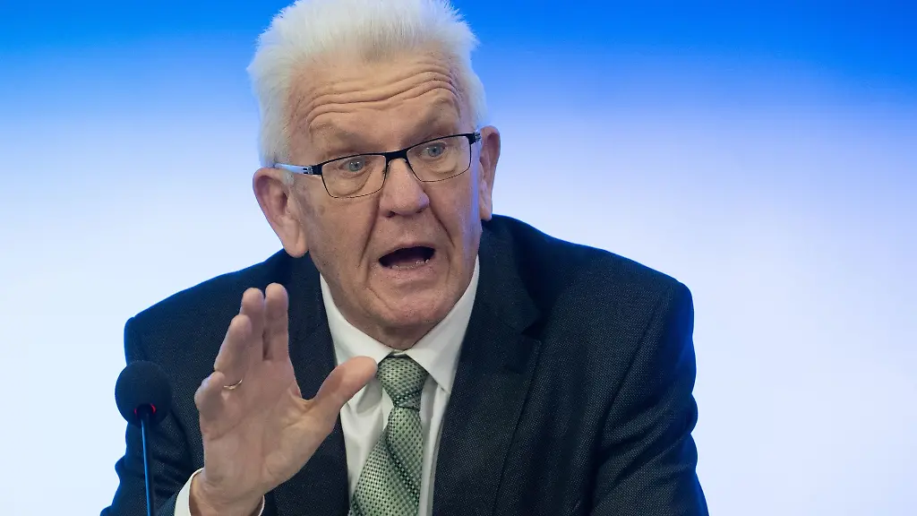 Winfried-Kretschmann-nimmt-an-einer-Landespressekonferenz-teil