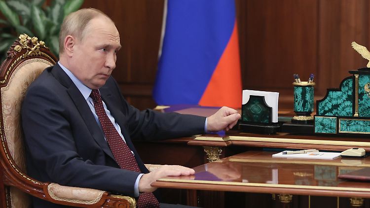 Auf einigen Bildern - hier eines vom 2. März 2022 - scheint Putin sich am Tisch festzuhalten - um nicht zu zittern? Anders Puck Nielsen meint, Putin habe eine Art Nervenzusammenbruch erlitten, als klar wurde, dass sein Blitzkrieg gegen die Ukraine scheitert.