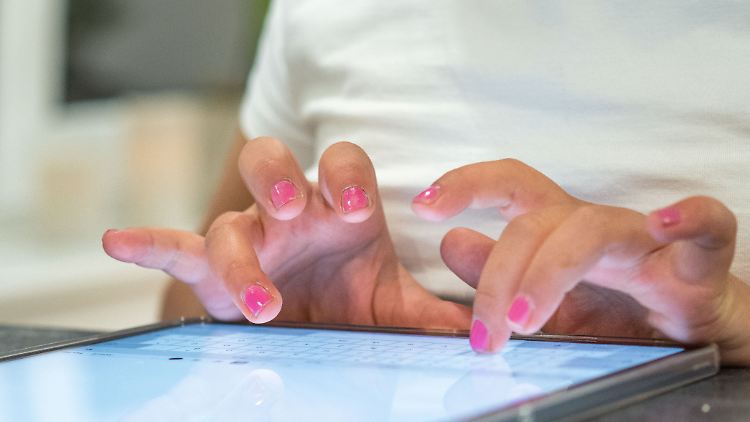 Frauen und Mädchen sind besonders häufig digitaler Gewalt ausgesetzt.