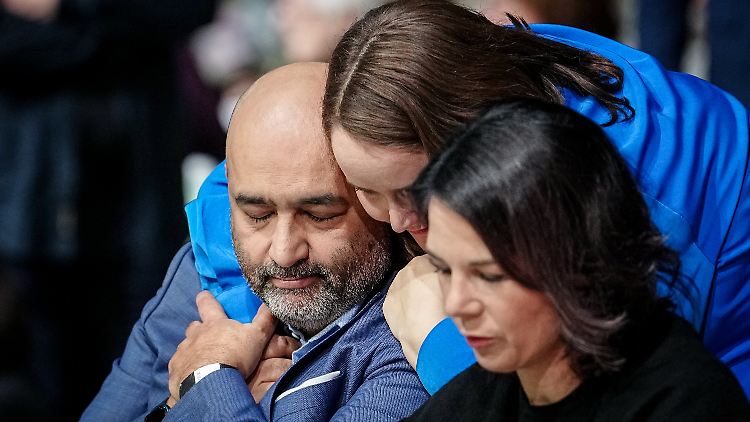 Omid Nouripour, Ricarda Lang und Annalena Baerbock warten auf dem Parteitag in Karlsruhe auf das zweite Wahlergebnis.