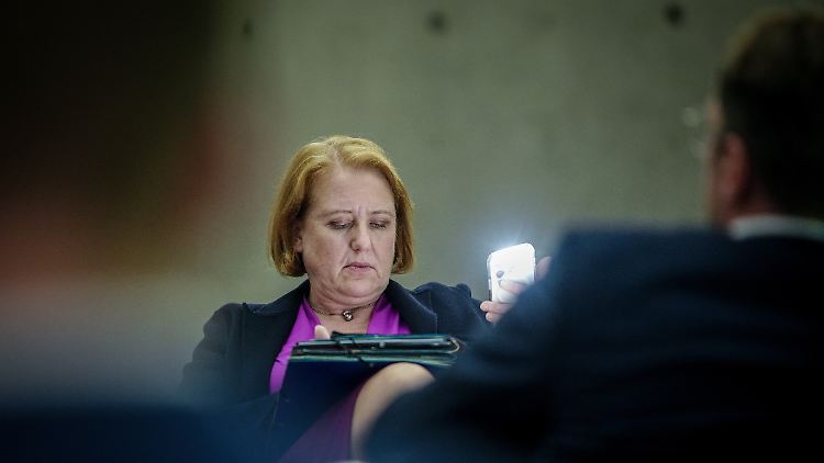 Kein Grund für Freudensprünge: Familienministerin Paus studiert Akten zum Haushalt 2024. 