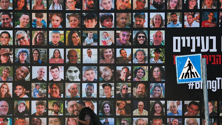 Installation in Jerusalem mit Fotos von Geiseln, die von der Hamas in den Gazastreifen verschleppt wurden.