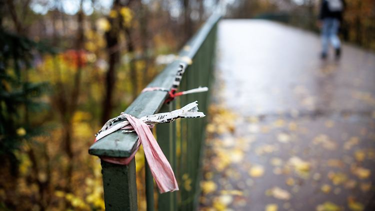 Die Münchner Polizei ermittelt wegen eines Tötungsdelikts, nachdem ein Mann unter der Brücke am Mittleren Ring verbrannt ist. 