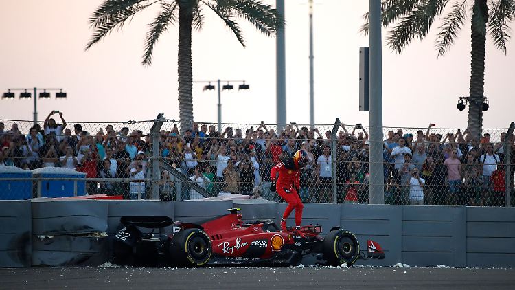 Carlos Sainz muss schon wieder einen ramponierten Ferrari verlassen.