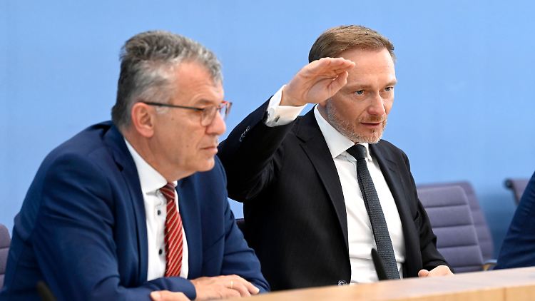 Minister Lindner (r.) versetzt seinen Staatssekretär Gatzer in den Ruhestand.