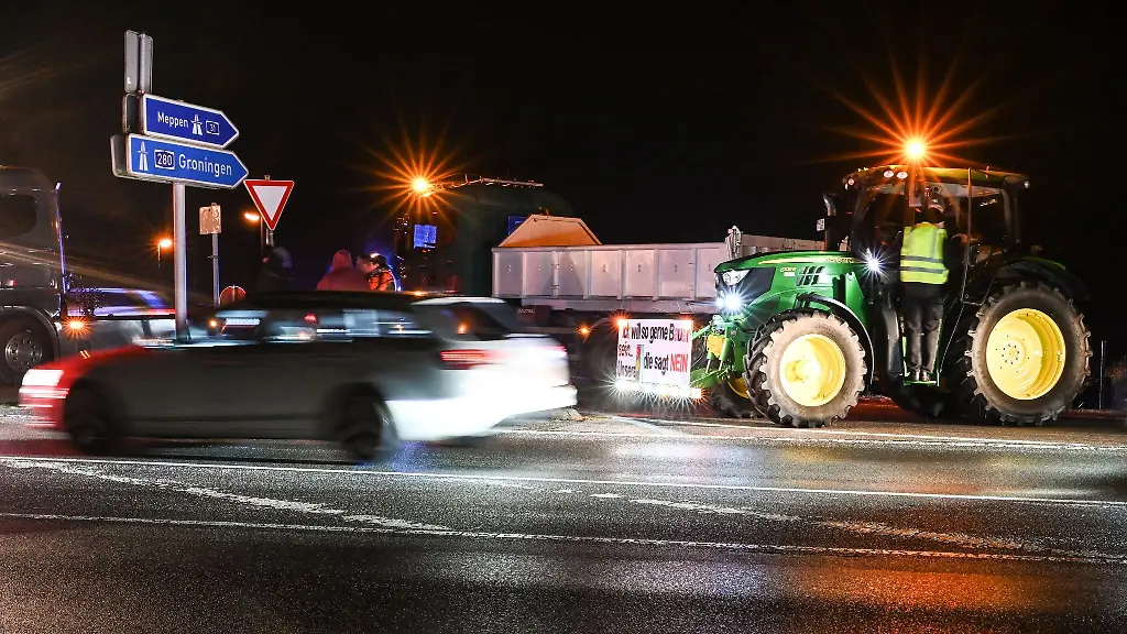 Ein-Traktor-blockiert-die-Autobahnzufahrt-der-A31-in-Richtung-Meppen