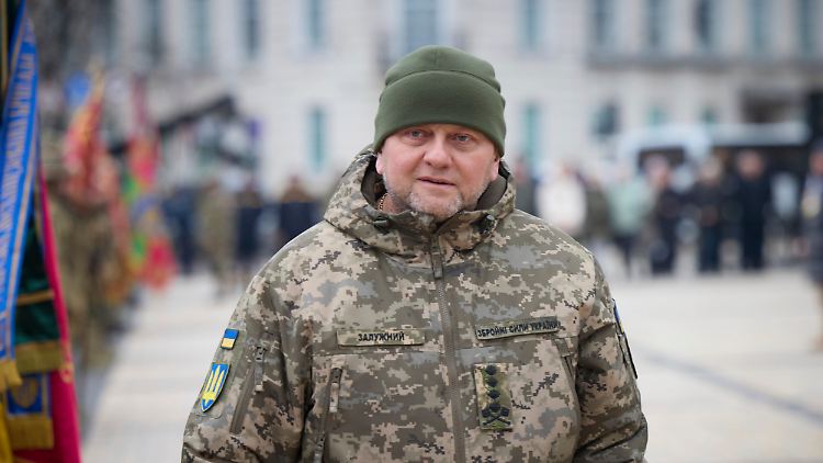 Anders als Präsident Selenskyj löst Saluschnyj in der Ukraine praktisch keine Antipathien aus, weil man über seine politischen Ansichten nichts weiß.