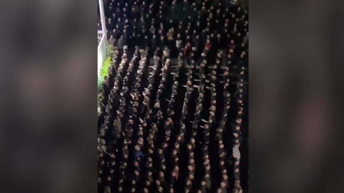 Polizei greift nicht ein: Hunderte zeigen in Rom verbotenen Faschistengruß - ntv.de