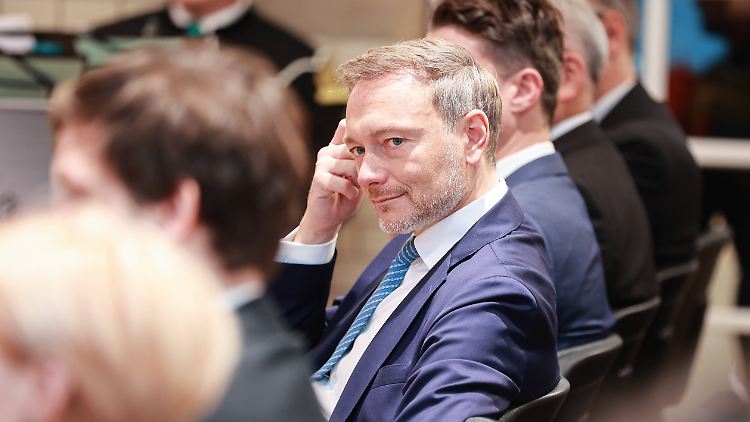 Das Urteil aus Karlsruhe zwingt den Finanzminister zu einschneidenden Maßnahmen. 