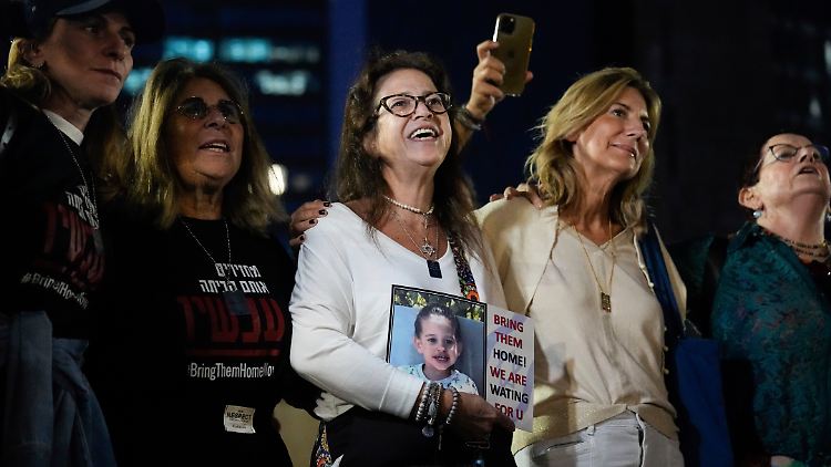 Freude und Erleichterung in Israel: Eine erste Gruppe von Geiseln ist frei. 