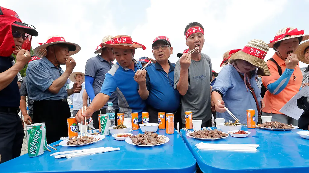 Der-12-Juli-ist-der-Tag-an-dem-Suedkoreaner-mutmasslich-gesunde-Lebensmittel-wie-Hundefleisch-essen-in-dem-Glauben-dass-es-ihnen-helfen-wuerde-die-Hitze-im-Sommer-zu-ueberstehen