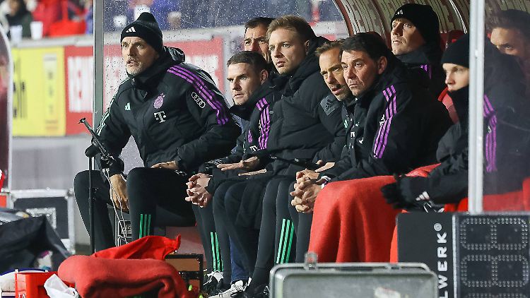 Die Ersatzbank des FC Bayern beim Auswärtssieg in Köln.