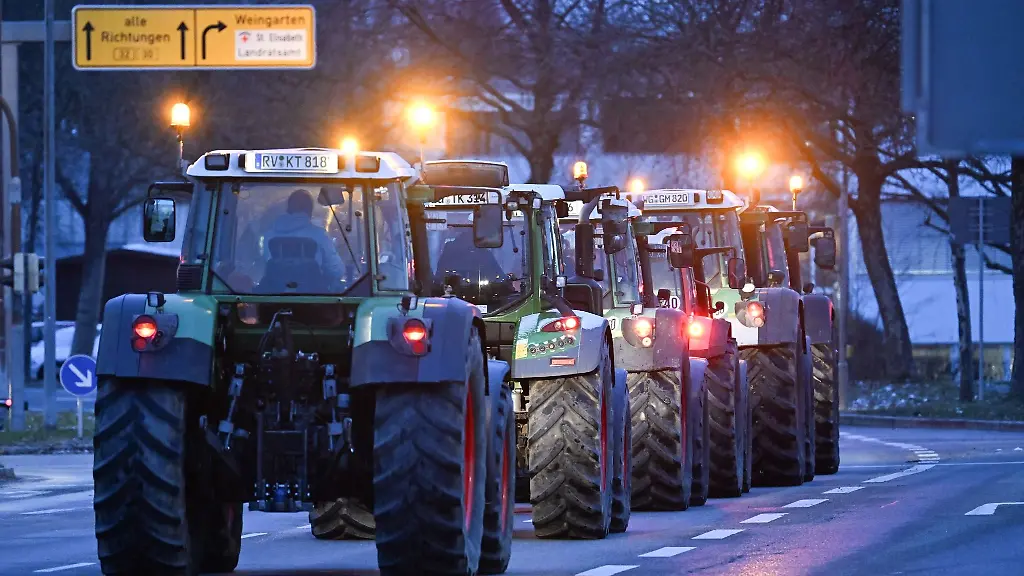 Bauern-fahren-in-ihren-Traktoren-lagsam-durch-die-Innenstadt-von-Ravensburg