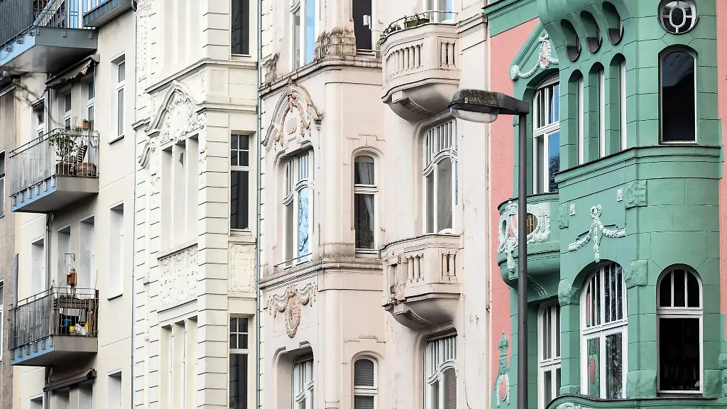 Wohngebaeude-stehen-an-einer-Strasse-in-der-Suedstadt