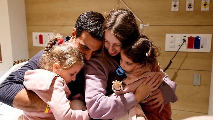 Lange Zeit macht Yoni Asher unermüdlich auf das Schicksal seiner Familie aufmerksam. Nun sind sie endlich wieder vereint.