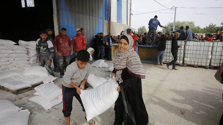 Palästinenser im Gazastreifen nutzen die Waffenruhe, um sich mit lebensnotwendigen Hilfsgütern zu versorgen. 