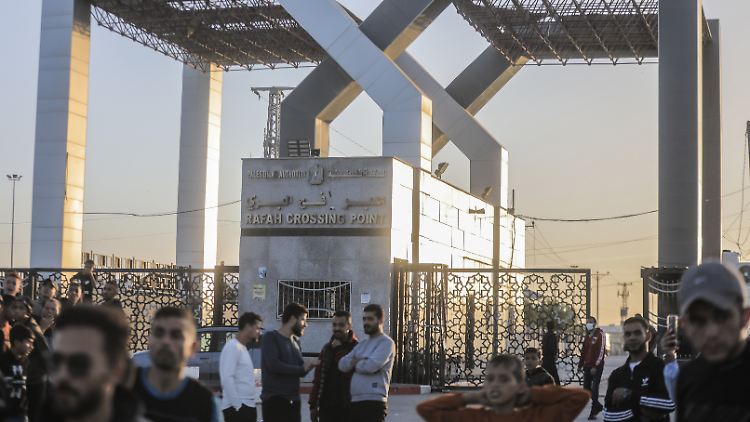 Die israelischen Geiseln sollten eigentlich am Nachmittag zum ägyptischen Grenzübergang Rafah gebracht werden. 