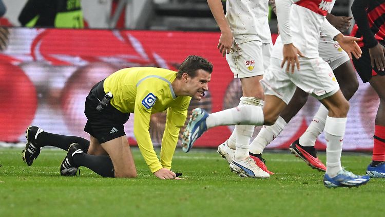 Der bittere Moment als Felix Brych sich am Knie verletzt.